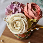 Sefiirililleaed magstoit kaunistatud käsitöö sefiirililledega