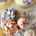 Sefiirililleaed personaalsed lillelised koogid kaunistatud sefiirililledega