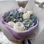 Sefiirililleaed valge ja helesinine sefiirilillekimp kingituseks