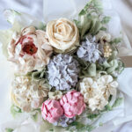 Sefiirililleaed sefiirililledega kaunistatud tassikoogikimp