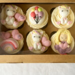 Laste magustoidud karakteriga laste tassikoogid vahukommidega