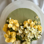 Sefiirililleaed sefiirililledega kaunistatud sünnipäevatort