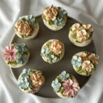 Sefiirililleaed sefiirililedega kaunistatud tassikoogi komplekt