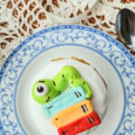 Laste magustoidud karakteriga laste tassikook vahukommiga