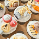 Laste magustoidud karakteriga poiste tassikoogid vahukommidega