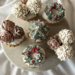 Sefiirililleaed jõulutemaatilised tasssikoogid kaunistatud sefiiriga