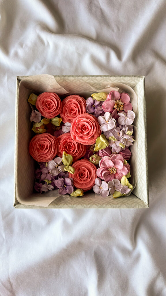 Kinkekarbid sefiirililledega sefiirililledega kinkekarp