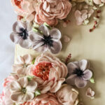 Sefiirililleaed lsefiiriilledega kaunistatud tort tähtpäevaks