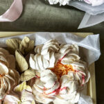 Sefiirililleaed väiksem kinkekarp sefiirililledega tähtpäevaks