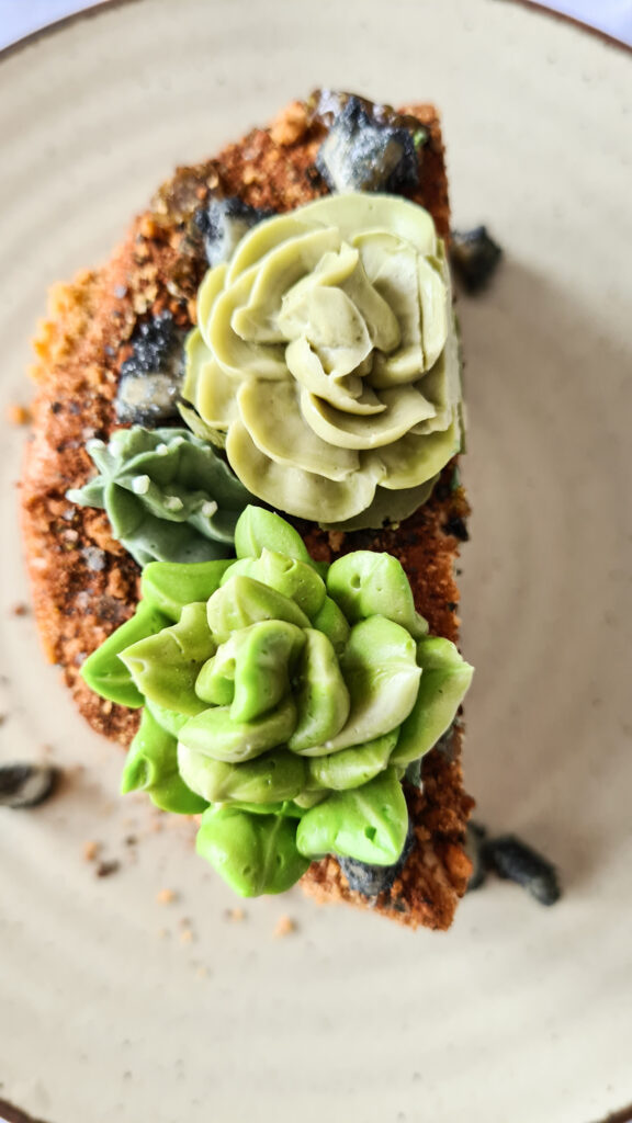 Tordid kreemlilledega tort sukulentidega kreemist