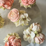 Sefiirililleaed sefiirililedega kaunisttud tassikoogid kingituseks