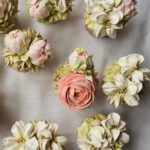 Sefiirililleaed kevadised tassikoogid kaunistatud käsitöö sefiirililledega