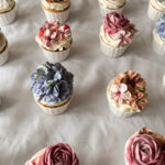 Sefiirililleaed eritellimus lilllelised tassikoogid kaunistatud käsitöö sefiirililledega