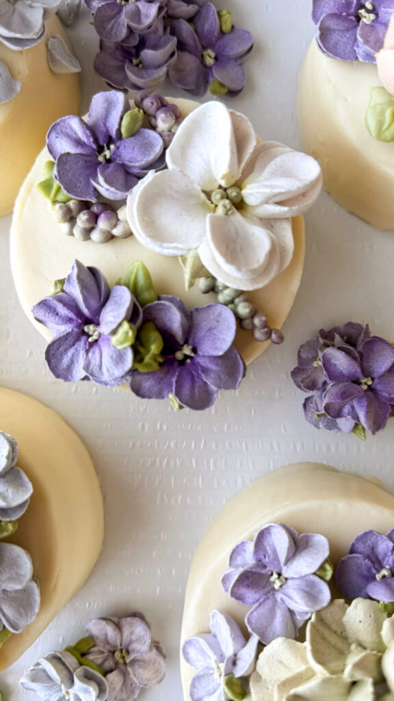 Lillelised magustoidud personaalsed magustoidud sefiirililledega pulmadeks