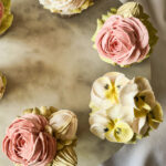 Sefiirililleaed lillelised magustoidud kaunistatud sefiirililledega Tallinn