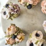 Sefiirililleaed tassikoogid kaunistatud käsitöö sefiirianemoonidega