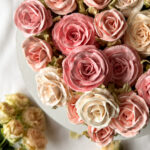 Sefiirililleaed südamekujuline tort sefiiriroosidega