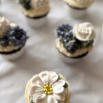 Sefiirililleaed personaalsed magustoidud kaunistatud sefiirililledega