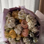 Sefiirililleaed suur lillekimp sefiirililedega naisele