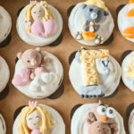 Laste magustoidud karakteriga tassikoogid lastele sünnipäevaks