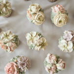 Sefiirililleaed tassikoogid kaunistatud sefiirililledega kingituseks