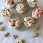 Sefiirililleaed personaalsed magustoidud kaunistatud sefiirililledega tähtpäevaks