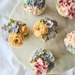 Kreemlillede portfoolio tassikoogid lilledega