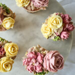 Kreemlillede portfoolio Tassikoogid kreemlilledega