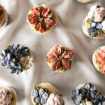 Sefiirililleaed tassikoogid kaunistatud käsitöö lilledega sefiirist