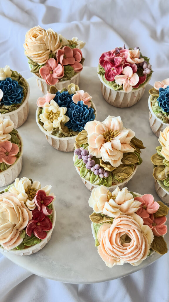 Tassikoogid kreemlilledega tassikoogid kreemlilledega sünnipäevaks