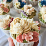 Sefiirililled ja eritordid Tallinnas lillelised tassikoogid kreemlillledega