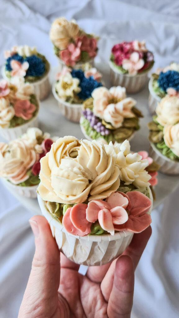 Portfoolio tassikoogid lilledega kreemist