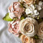 Sefiirililleaed sefiiritort kaetud sefiirililledega