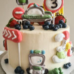 Laste magustoidud karakteriga sünnipäevatort autodega