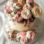 Sefiirililleaed sefiirililledega kaunistatud juubelitort