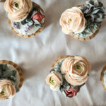 Sefiirililleaed lillelised tassikoogid kaunistatud käsitöö sefiirililledega