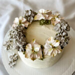 Sefiirililleaed tort kaunistatud sefiirililledega