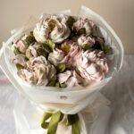 Sefiirililled ja eritordid Tallinnas Sefiirililled sefiirilillekimbus naisele