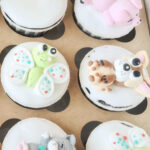 Laste magustoidud karakteriga laste tassikoogid vahukommidega