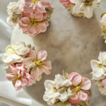 Sefiirililleaed tassikoogid kaunistatud käsitöö sefiirililledega