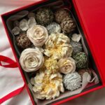 Kingi - ja magusalaua ideed Sinu jõulupühadeks Kingi - ja magusalaua ideed kinkekarp sefiirililedega